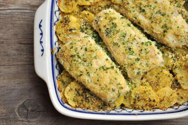 Минтай с луком и картошкой