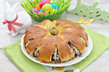 Пасхальный рулет с меренгой, шоколадом и орехами
