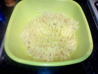 Рецепт - Драники картошка мясо чеснок - Шаг 1 - Картофель перетираем на крупной терке.