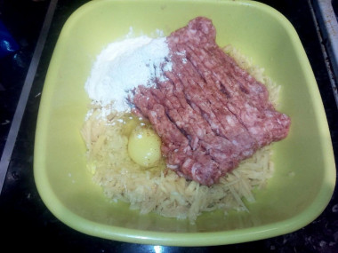 Рецепт - Драники картошка мясо чеснок - Шаг 2 -  добавляем фарш,тертый чеснок,яица,муку,специи.