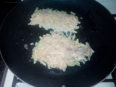 Рецепт - Драники картошка мясо чеснок - Шаг 4 -  обжариваем на растительном масле,заранее подогретой сковороде