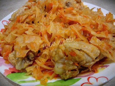 Тушеная капуста с морковкой луком крылышками в мультиварке