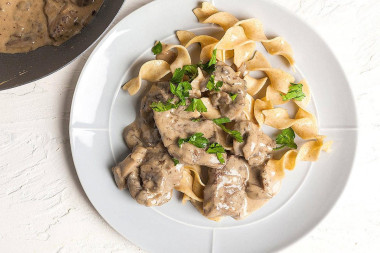 Мясо с грибами в сметане