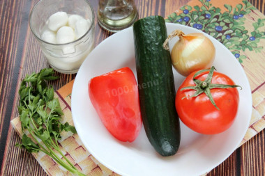 Рецепт - Салат с рассольным сыром - Шаг 1 - Возьмите овощи по списку, добавьте рассольный сыр.