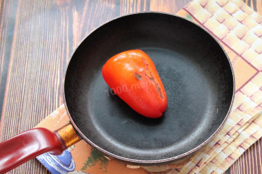 Рецепт - Салат с рассольным сыром - Шаг 2 -  Перец подпеките до черноты на сухой сковороде или в духовке.