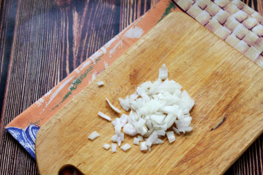 Рецепт - Салат с рассольным сыром - Шаг 4 -  Репчатый лук порежьте мелким кубиком, подмаринуйте или залейте кипятком на 2-3 минуты. Потом промойте под холодной водой в ситечке и дайте стечь воде.