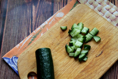 Рецепт - Салат с рассольным сыром - Шаг 5 -  Огурец порежьте среднего размера кубиком.