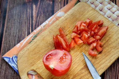 Рецепт - Салат с рассольным сыром - Шаг 6 -  Помидоры тоже порежьте кубиком.