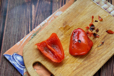 Рецепт - Салат с рассольным сыром - Шаг 3 -  Немного охладите перец и очистите шкурку.