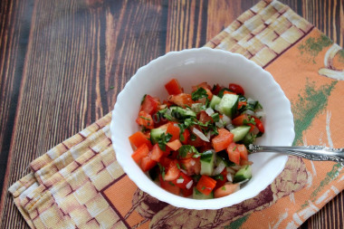 Рецепт - Салат с рассольным сыром - Шаг 7 -  Сложите все компоненты в глубокий салатник. Добавьте нарезанную петрушку. Заправьте солью, перцем по вкусу, полейте оливковым или любым ароматным маслом.