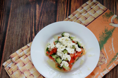 Рецепт - Салат с рассольным сыром - Шаг 8 -  При подаче раскрошите на поверхности салата моцареллу. Вот и все!