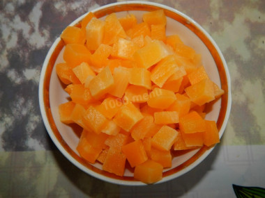 Рецепт - Манка с тыквой в духовке запеканка - Шаг 1 - Как сделать запеканку из манки с тыквой в духовке? Подготовьте ингредиенты. Тыква для этого рецепта лучше подойдет сладкого сорта. Хорошо помойте ее, очистите, удалите семена, мякоть нарежьте кубиками. В зимнее время можете использовать замороженную тыкву. Она также сохраняет в себе много полезных веществ.