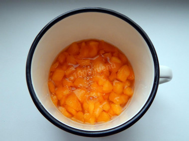 Рецепт - Манка с тыквой в духовке запеканка - Шаг 2 -  Положите приготовленную тыкву в кастрюльку, залейте водой так, чтобы она покрыла ее и поставьте на огонь. Варите тыкву до  мягкости, около 20 минут на среднем огне. Готовность проверьте кончиком ножа — он легко проткнет овощ.