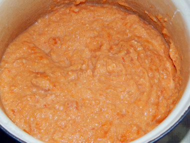 Рецепт - Манка с тыквой в духовке запеканка - Шаг 5 -  Еще раз взбейте все ингредиенты блендером до образования однородной массы. Чтобы замаскировать специфический привкус тыквы, который многие не любят, а запеканку сделать ароматнее, добавьте щепотку ванилина или корицы. Также тыква хорошо сочетается с цитрусовыми, поэтому можете потереть немного цедры лимона или апельсина в миску с тыквенным пюре. По желанию положите в запеканку распаренные и порезанные на кусочки сухофрукты — изюм, чернослив, курагу.