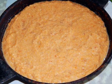 Рецепт - Манка с тыквой в духовке запеканка - Шаг 6 -  Форму для запекания смажьте сливочным маслом. Выложите в форму приготовленную тыквенную массу, разровняйте ее ложкой.Духовку разогрейте до 180 градусов. Форму накройте сверху фольгой и отправьте в духовку на 30 минут. Затем фольгу снимите и готовьте еще около 10 минут, чтобы запеканка покрылась румяной корочкой.