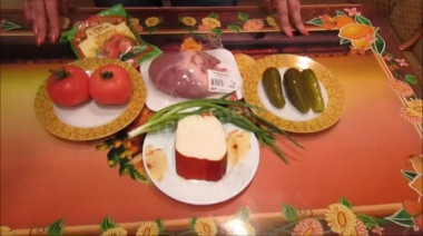 Рецепт - Салат с сердцем, копченым сыром и овощами - Шаг 1 - Подготовить все ингредиенты. Вместо свиного сердца можно взять половину говяжьего сердца. Вместо майонеза можно использовать горчичную заправку или горчичный соус, которые отлично сочетаются с указанными ингредиентами.