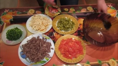 Рецепт - Салат с сердцем, копченым сыром и овощами - Шаг 2 -  Сердце отварить до готовности в подсоленной воде. Остудить в бульоне.Сердце, сыр, огурцы и помидор нарезать тонкой соломкой. При необходимости с огурцов слегка отжать руками лишнюю жидкость.