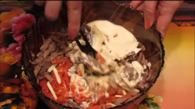 Рецепт - Салат с сердцем, копченым сыром и овощами - Шаг 3 -  Все ингредиенты пересыпать с глубокий салатник или миску, перемешать, посолить (с солью аккуратно, так как сыр и огурцы соленые), поперчить и заправить майонезом по вкусу. Украсить зеленым луком. Этот салат можно не настаивать в холодильнике как многие салаты, его можно подавать к столу сразу.