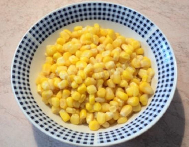 Рецепт - Салат Звёздочка на 23 Февраля из крабовых палочек - Шаг 2 -  С кукурузы слить жидкость, просушить. Положить кукурузу в салатницу к крабовым палочкам.