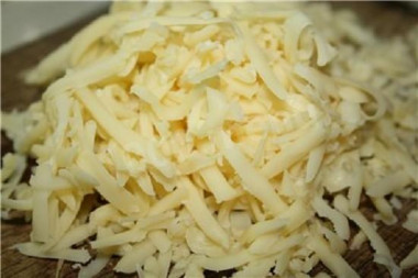 Рецепт - Салат Звёздочка на 23 Февраля из крабовых палочек - Шаг 3 -  Сыр натереть на крупной тёрке. Добавить к салату.