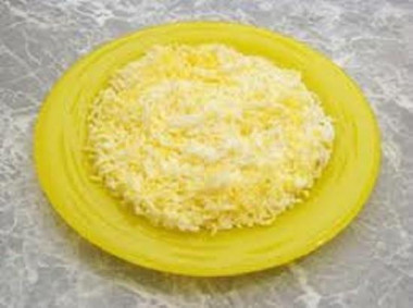 Рецепт - Салат Звёздочка на 23 Февраля из крабовых палочек - Шаг 4 -  Яйца отварить в крутую, охладить, почистить, натереть на крупной тёрке или нарезать небольшими ломтиками. Добавить к салату.