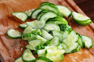 Рецепт - Салат Звёздочка на 23 Февраля из крабовых палочек - Шаг 5 -  Свежий огурец мелко нарезать. Добавить к салату.