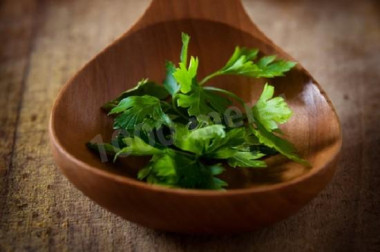 Рецепт - Салат Звёздочка на 23 Февраля из крабовых палочек - Шаг 6 -  Петрушку промыть, обсушить, отложить для украшения.