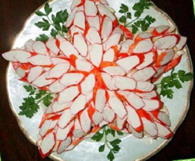 Рецепт - Салат Звёздочка на 23 Февраля из крабовых палочек - Шаг 7 -  Продукты в салатнице перемешать, заправить майонезом, поперчить, посолить по вкусу. Выложить салат на плоское блюдо в форме пятиконечной звезды. Украсить крабовыми палочками и петрушкой. Готовому салату можно дать настоятся 30 минут в холодильнике. Приятного аппетита! С Днём Защитника Отчества!