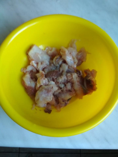 Рецепт - Рыбный пирог на хрустящем песочном тесте - Шаг 1 - И так, начинаем готовить наш безумно вкусный и низкокалорийный пирог. Начнём с того, что разделаем рыбку на филе и перемелем в мясорубке или блендере.Обычно я беру хек, но в этот раз решила приготовить из пеленгаса. Получилось тоже очень даже вкусненько, да ещё и бюджетненько)