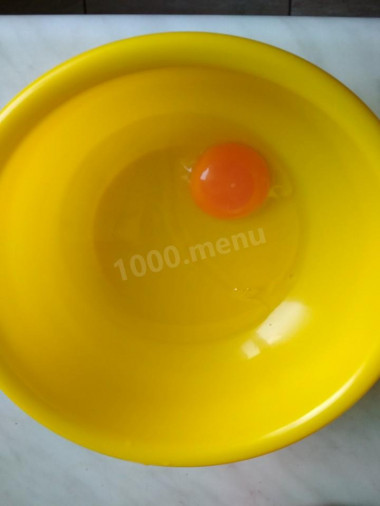 Рецепт - Рыбный пирог на хрустящем песочном тесте - Шаг 3 -  Теперь приготовим хрустящую подушечку из песочного теста. Одно яйцо взбиваем с растительным маслом.