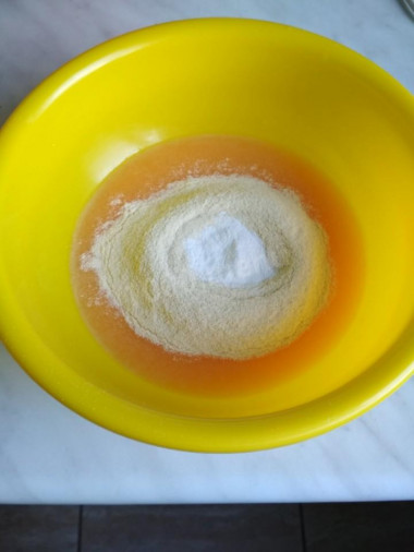 Рецепт - Рыбный пирог на хрустящем песочном тесте - Шаг 4 -  Добавляем муку и разрыхлитель. Муку я взяла цельнозерновую, но можно и обычную муку высшего сорта. Мой выбор муки основан на более правильном и диетическом питании.