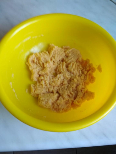 Рецепт - Рыбный пирог на хрустящем песочном тесте - Шаг 5 -  Замешиваем вот такое рыхленькое тесто. Можно добавить немного больше муки и тесто получиться как на штрейзель (такая себе крошка из теста). Это тоже нормально. Именно из за такого теста наш пирог получается нежным и просто тающим во рту.