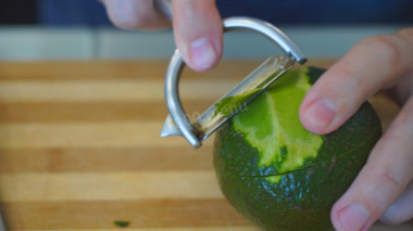 Рецепт - Шикарный салат с авокадо и тунцом - Шаг 1 - Ножом для чистки овощей и фруктов очищаем авокадо - плодовое растение, которое широко используется в кулинарии при готовке холодных закусок.