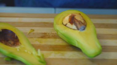 Рецепт - Шикарный салат с авокадо и тунцом - Шаг 2 -  Разрезаем авокадо пополам и изымаем кость.