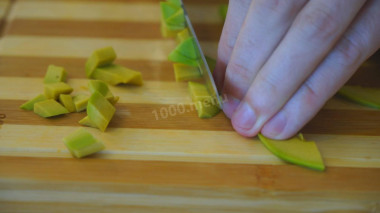 Рецепт - Шикарный салат с авокадо и тунцом - Шаг 3 -  Нарезаем авокадо на не слишком мелкие кусочки, после чего выкладываем в миску.