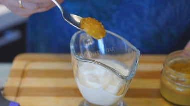 Рецепт - Шикарный салат с авокадо и тунцом - Шаг 4 -  Приготавливаем соус для нашего салата и добавляем к 2 ст.л. 20% сметаны 0,5 ч.л. зернистой горчицы.