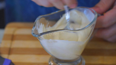 Рецепт - Шикарный салат с авокадо и тунцом - Шаг 5 -  Тщательно перемешиваем горчицу со сметаной до однородности.