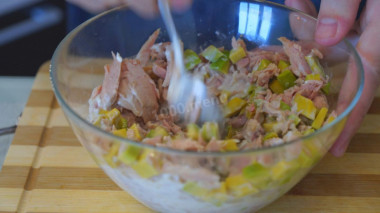 Рецепт - Шикарный салат с авокадо и тунцом - Шаг 8 -  Хорошо перемешиваем все ингредиенты в миске.