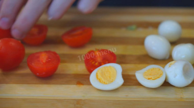 Рецепт - Шикарный салат с авокадо и тунцом - Шаг 9 -  Разрезаем помидоры черри и перепелиные яйца пополам.