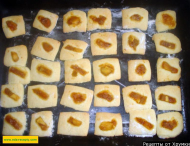 Песочное печенье на сливочном масле с вареньем и корицей