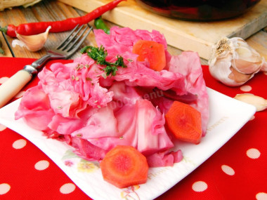 Маринованная капуста со свеклой и чесноком быстрая