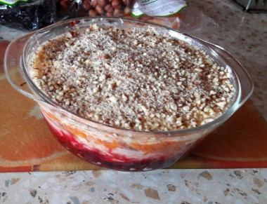 Витаминный овощной салат с сухофруктами