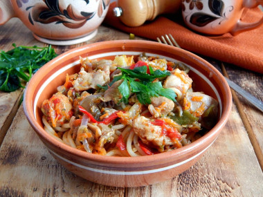 Лапша с курицей баклажанами морковью и брокколи в соусе