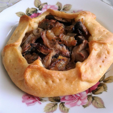 Галета с жареными грибами и луком