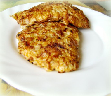 Антрекот из свиного мяса, жареный в муке и яйце
