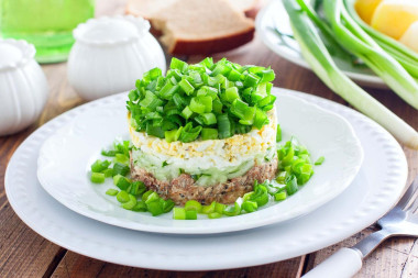 Салат с консервированной сайрой, огурцом и яйцом