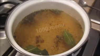 Рецепт - Буженина в рукаве - Шаг 2 -  Воду довести до кипения,  добавить соль, черный перец, лавровый лист и специи по вашему вкусу. Для пикантного вкуса и аромата можно добавить 2 бутона гвоздики. Перемешать, прокипятить 2-3 минуты до полного растворения соли.