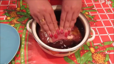 Рецепт - Буженина в рукаве - Шаг 3 -  Воду полностью охладить и опустить в нее мясо. Вода должна полностью покрывать мясо. Накрыть пленкой и поставить в холодильник минимум на 3 часа, можно на ночь.