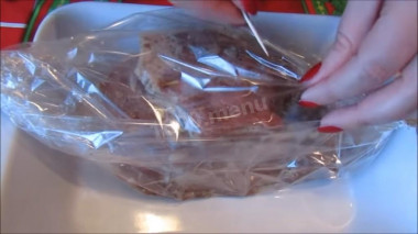 Рецепт - Буженина в рукаве - Шаг 5 -  Закрыть рукав специальными ленточками или нитью, сделать  3-4 отверстия в рукаве, чтобы пар свободно мог выходить и рукав не лопнул. Выпекать около 1 часа в разогретой духовке. Через час можно срезать верхушку рукава или полностью извлечь из него мясо, чтобы буженина зарумянилась и выпекать еще 15 минут.