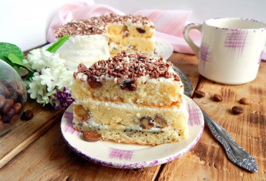 Бисквитный торт с орехами и изюмом